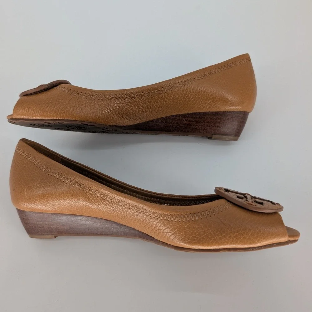 Tory Burch Peep Toe Wedge 7M Tan Pebbled Leather Logo Medallion Preppy Classic